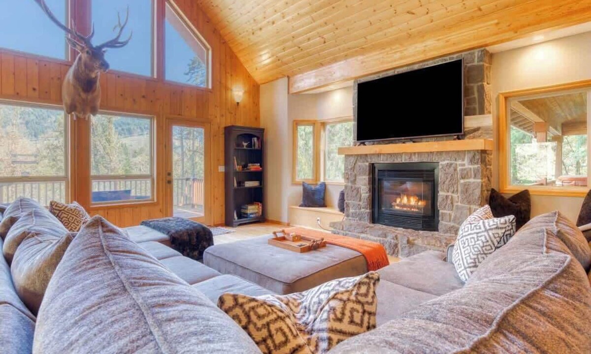 Marmot House | Iron Mountain Lodge Hot Tub and Game Room