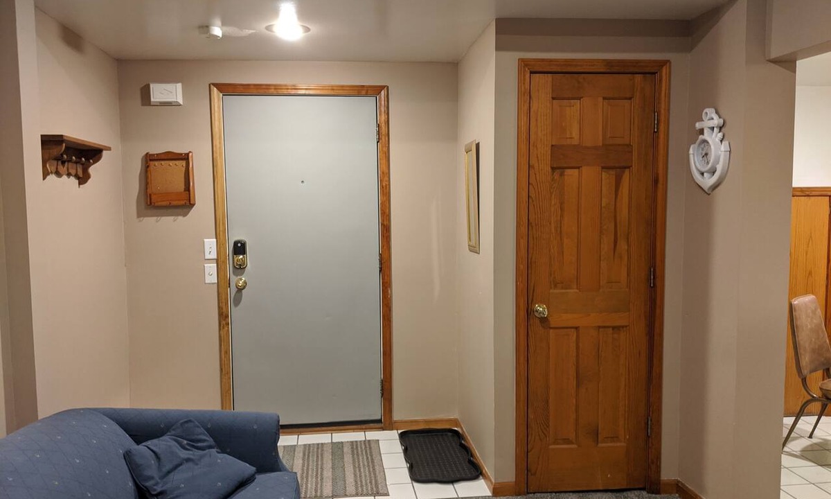 Monroe Apartment | Jack's Joint's Fully Furnished Apt # 1 near water sports and downtown!