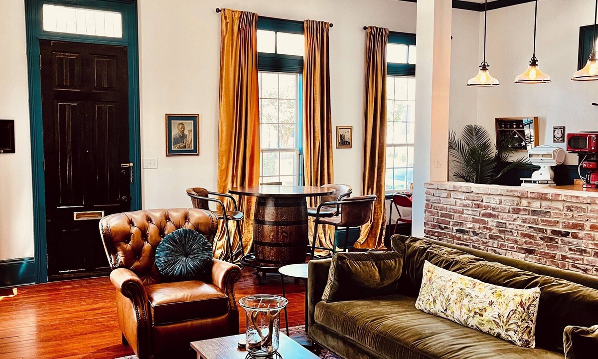 West Riverside House | Jasper's Corner Store- 2 blocks from Magazine Street