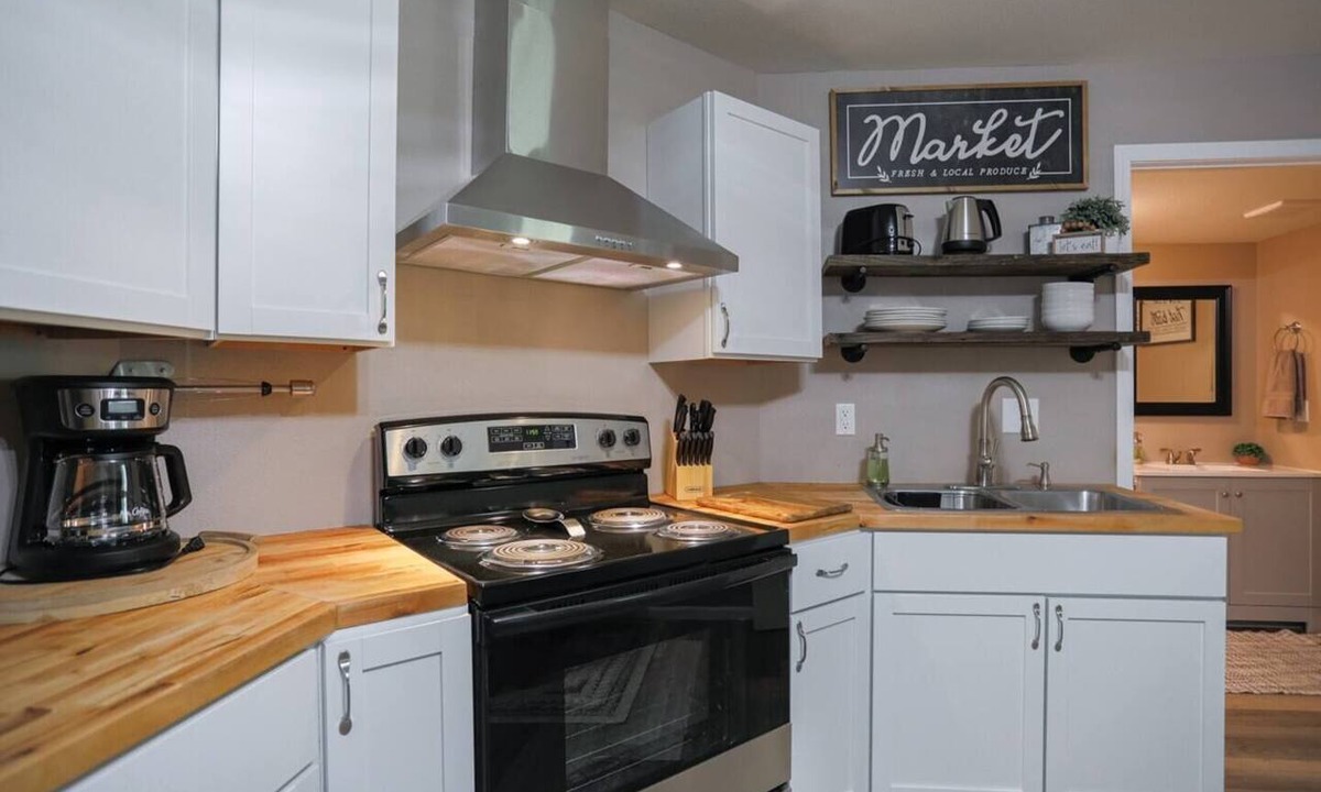 Weston Apartment | Jelinek Hideaway Unit 6 - Modern 2BR Apartment