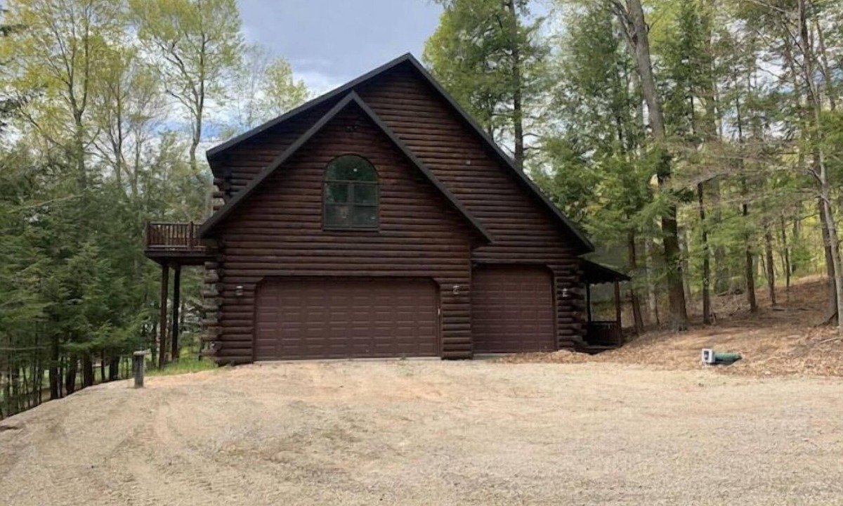 Suring Cabin | Kelly Lake HideAway-private, lake views, ATV trail Sleeps 8- 4 Beds- 1 Bathroom