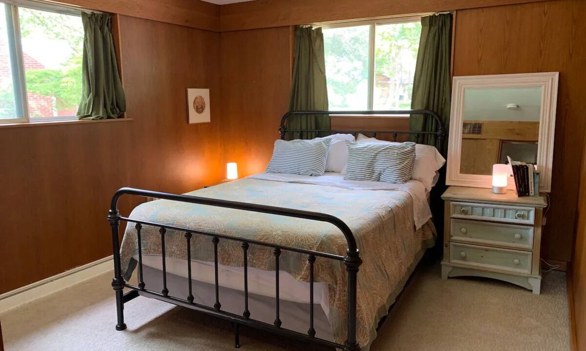 Dicken House | Kid-Friendly Midcentury House 1.2 Miles to Stadium