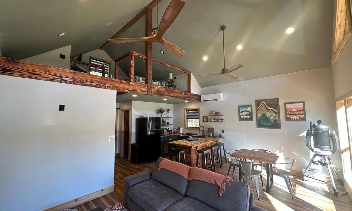 San Augustine Cabin | KING BED! Private trails! Cabin 12 acres! Firepit!