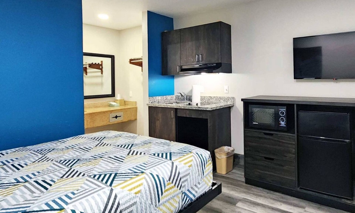 Wharton Hotel | King Kitchenette Non-Smoking Room at Scottish Inns and Suites