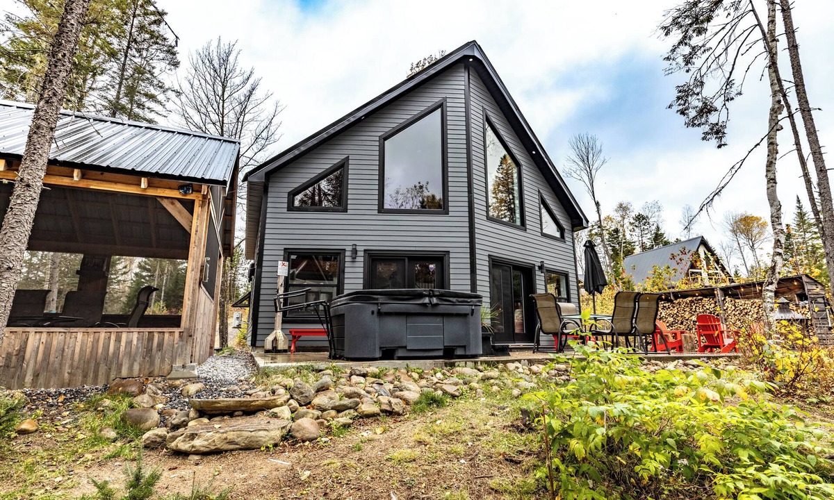 Trois-Rives Ski Chalet | La Source du Bonheur – Splendid Cottage on the Mekinac River & Spa