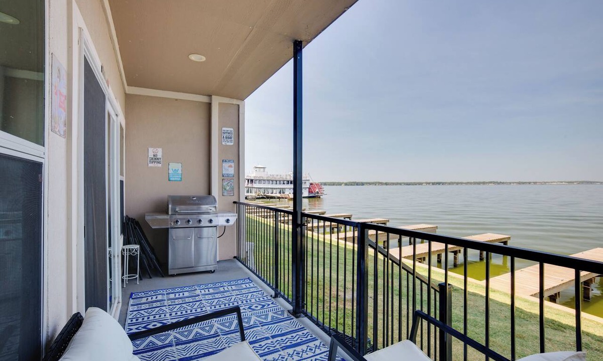 Seven Coves Condo | Lake Conroe Waterfront Home: Patio & Shared Pool!