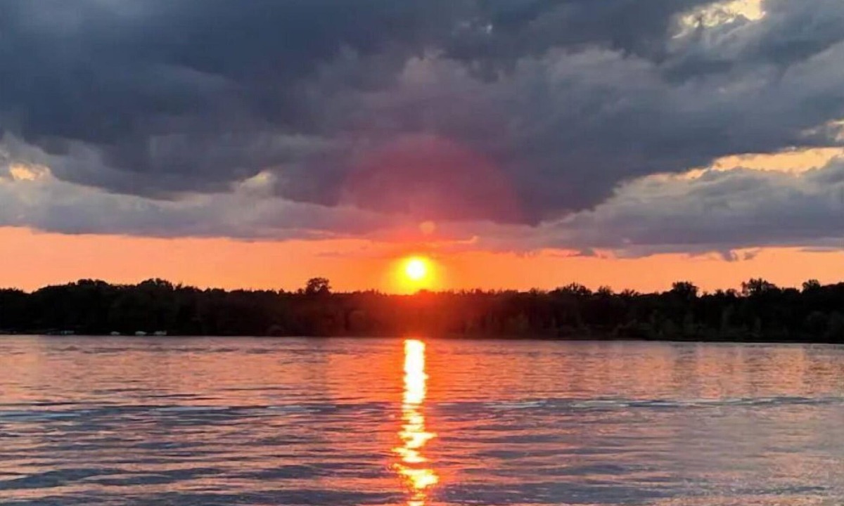 Duck Lake Cottage | LAKE COTTAGE WITH PRIVATE DOCK-SANDY BOTTOM