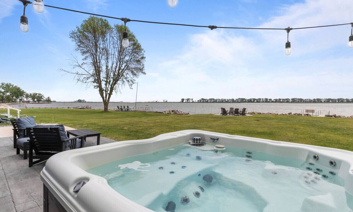 Suamico House | Lake Front|HotTub|Firepit|Grill| Sleeps 7!
