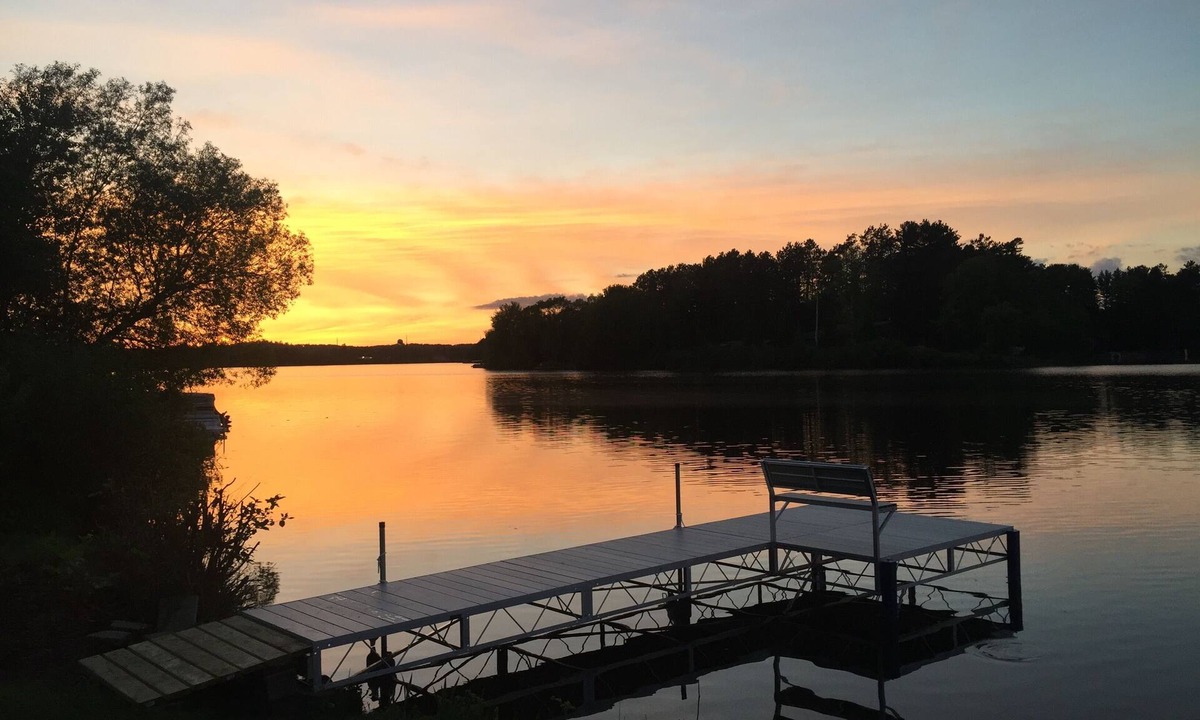 Hayward House | Lake Hayward. Private Lakefront Within Walking Distance To Downtown Hayward