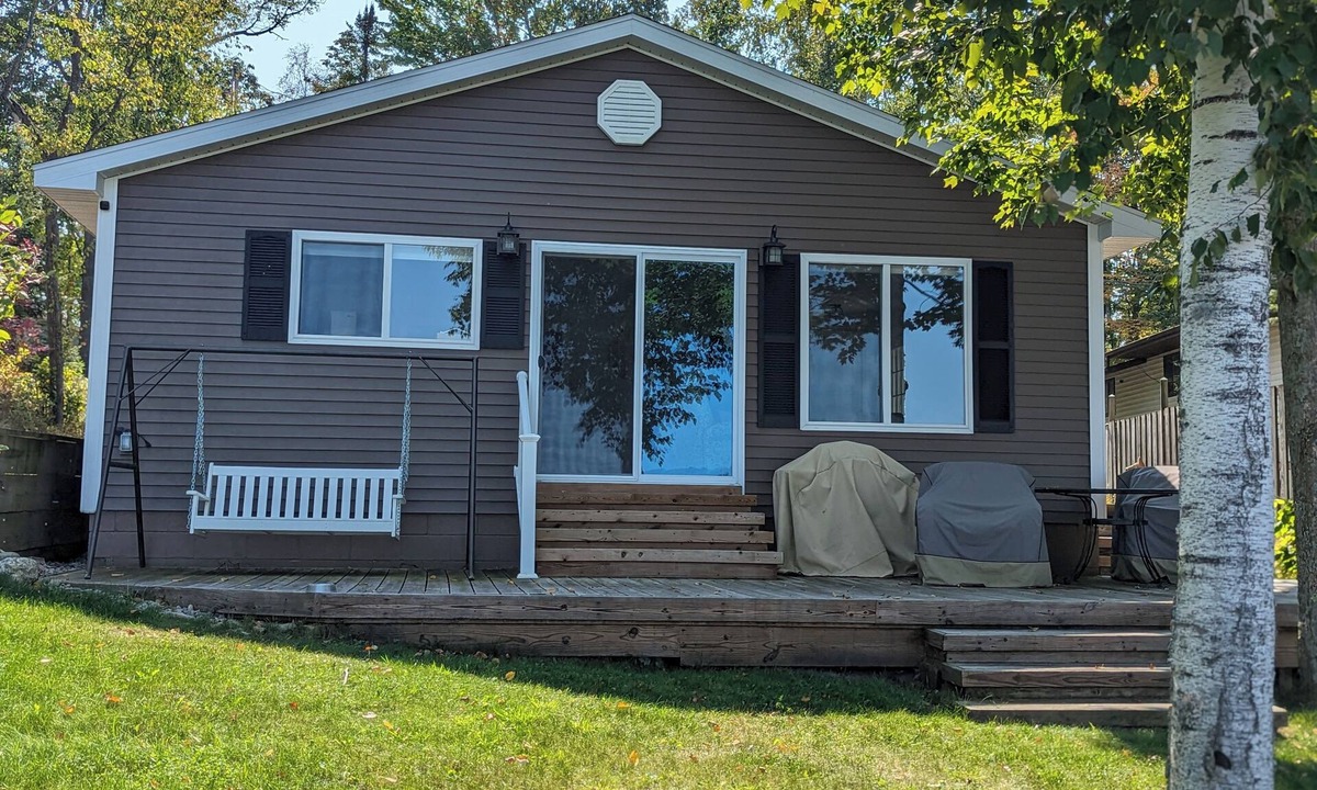 Hale Cottage | Lakefront 2-bed 2 bath, Boat,Beach,AC, wifi & newly renovated. Sun to Fri only
