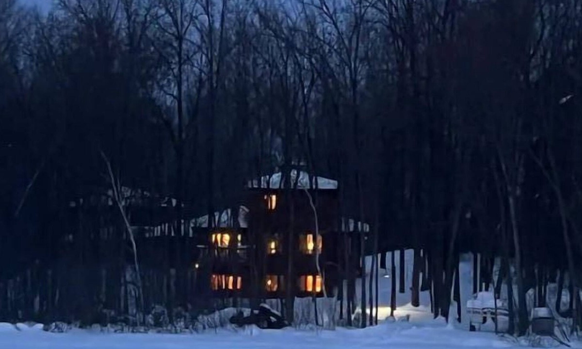 Cumberland Cabin | LAKEFRONT 3 STORY CABIN WITH DOCK AND FIREPLACE