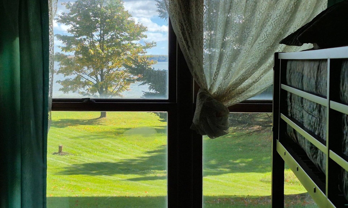 McMillan House | Lakefront 4 bdrm Cabin Retreat on Big Manistique Lake