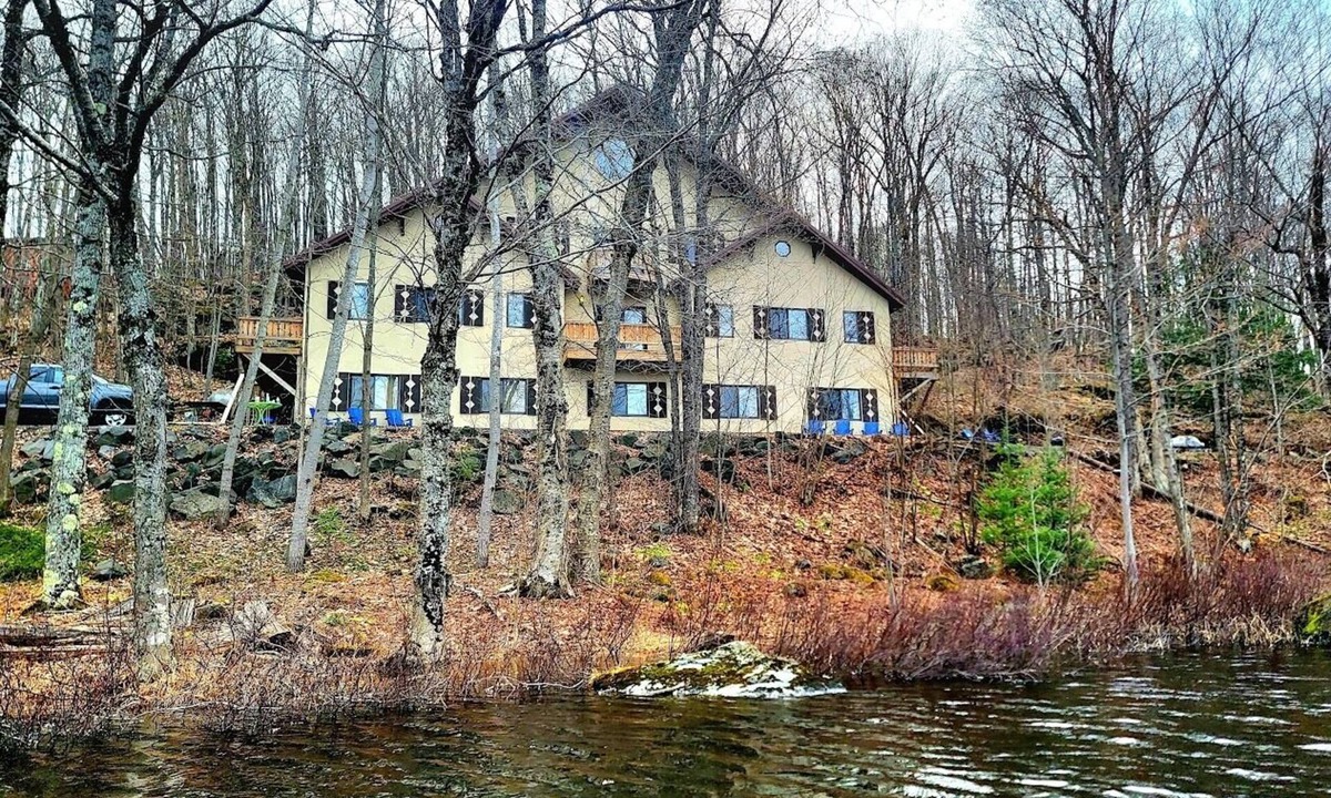 Upson House | LAKEFRONT 5-bedroom Chateau Getaway at Whitecap Mountains Resort Units 2 & 4