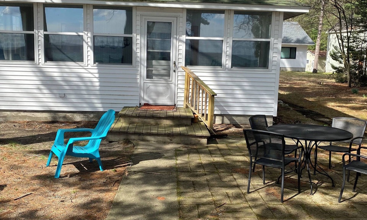 Higgins Lake Cabin | Lakefront Cabin on Higgins Lake. Only steps from the water! boat buoy available
