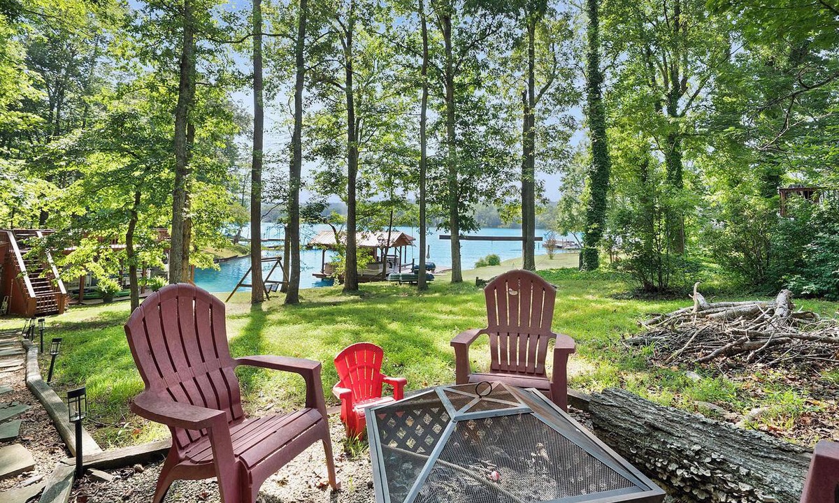 Ten Mile Cabin | Lakefront Cabin on Watts Bar Lake | Private Dock & Views