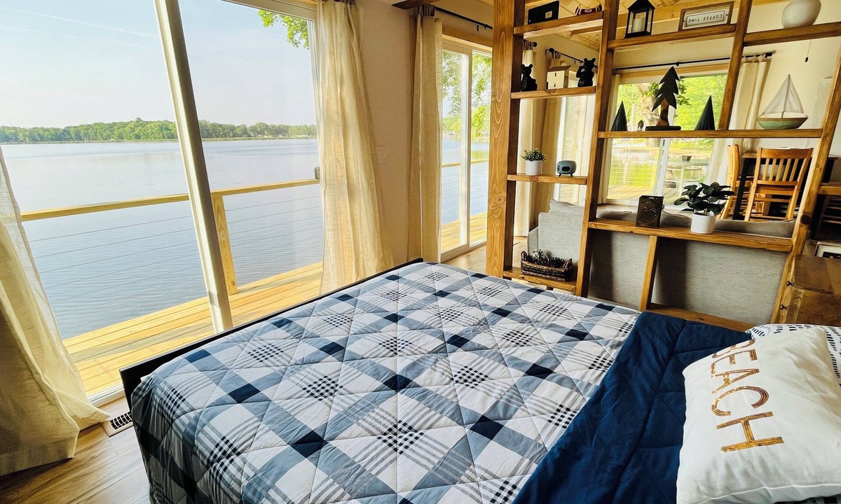 South Haven Cabin | Lakefront Cabin w/Dock & Kayaks, True MN Getaway Stunning Lake View - Cabin 11