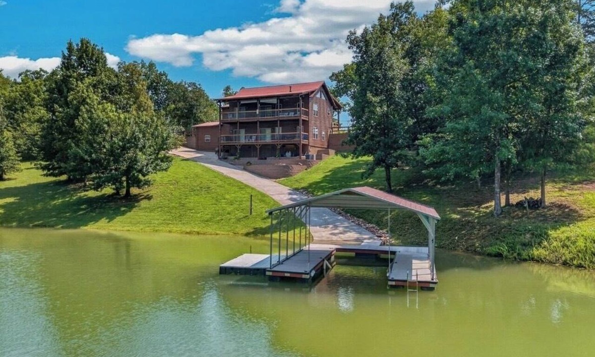 Dandridge Cabin | Lakefront covered dock sleeps 12