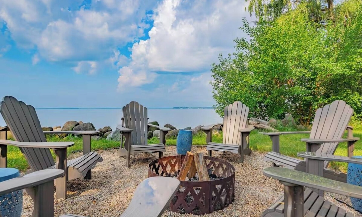 Lake Koshkonong House | Lakefront Fire Pit + Deck View Private Balcony