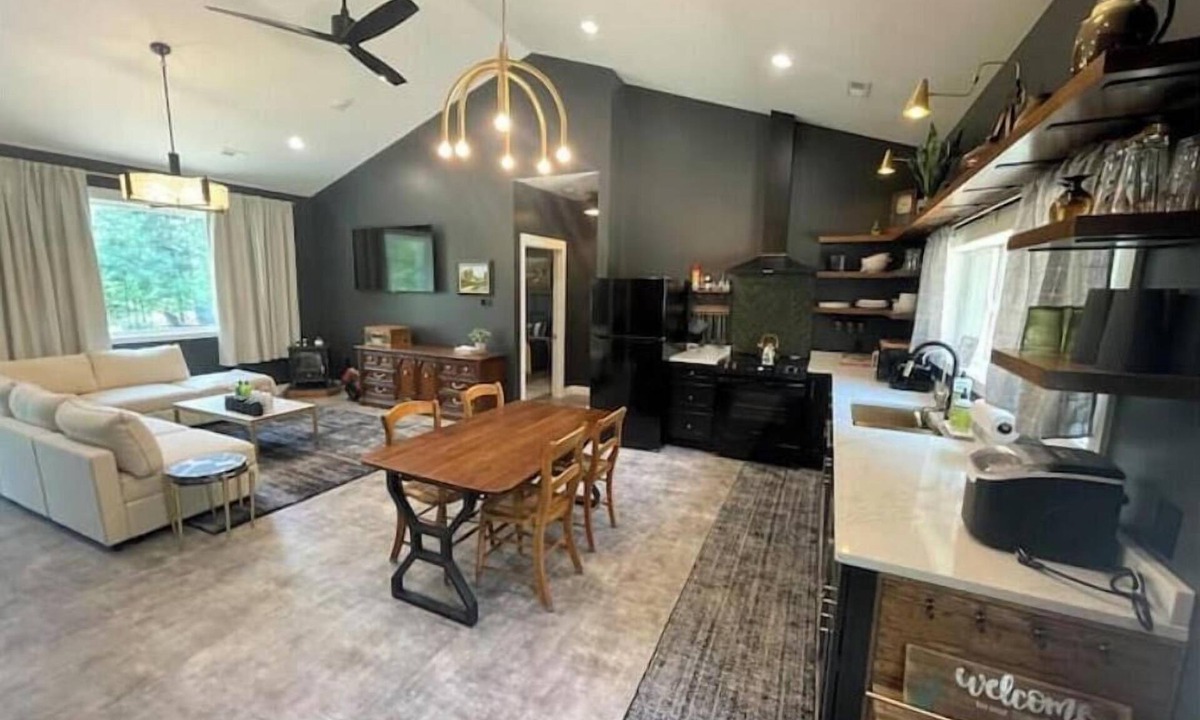 Wisconsin Dells House | Lakefront Hideaway Modern 2BR/2BA Home with Hot Tub Wisconsin Dells 5minutes