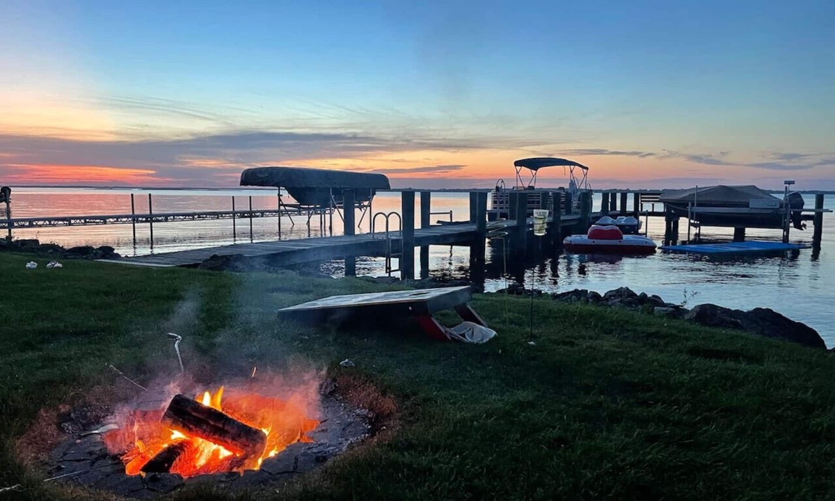 Winneconne House | Lakefront! Private Dock! Water toys! Sleeps 14!
