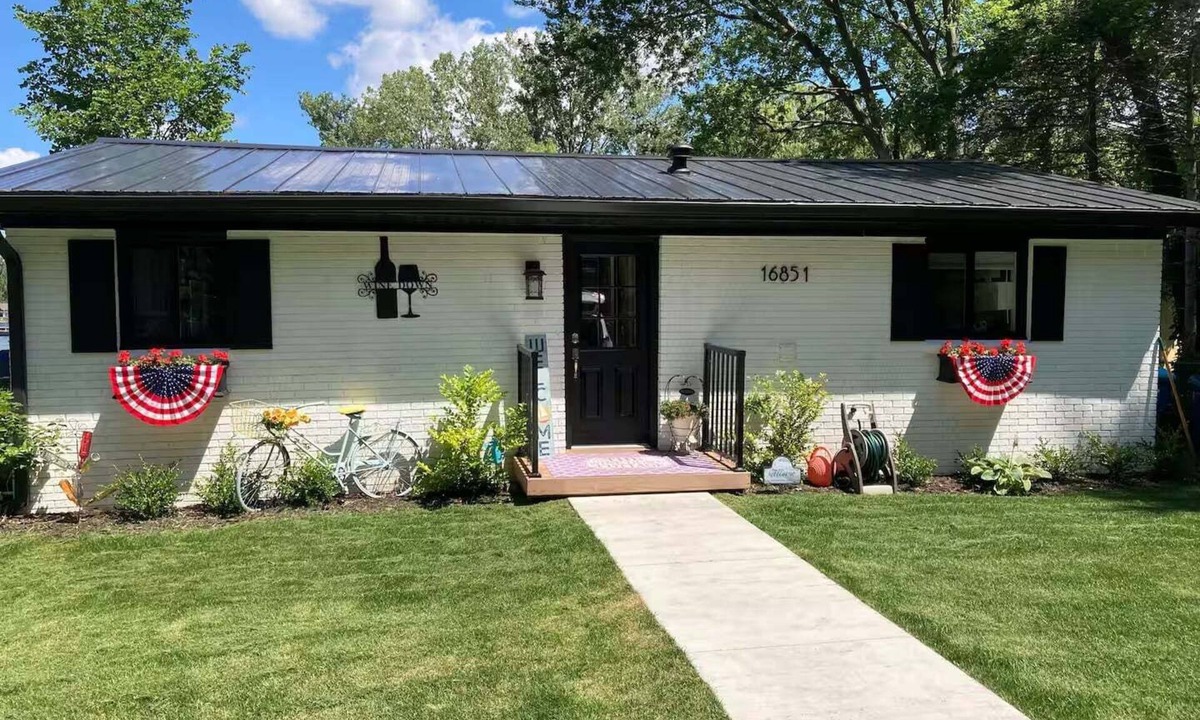 Ferrysburg House | Lakefront "Wine Down" Cottage