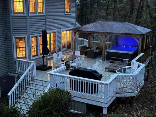 Coloma House | LakePath Beach House - XL hot tub, walk to beach