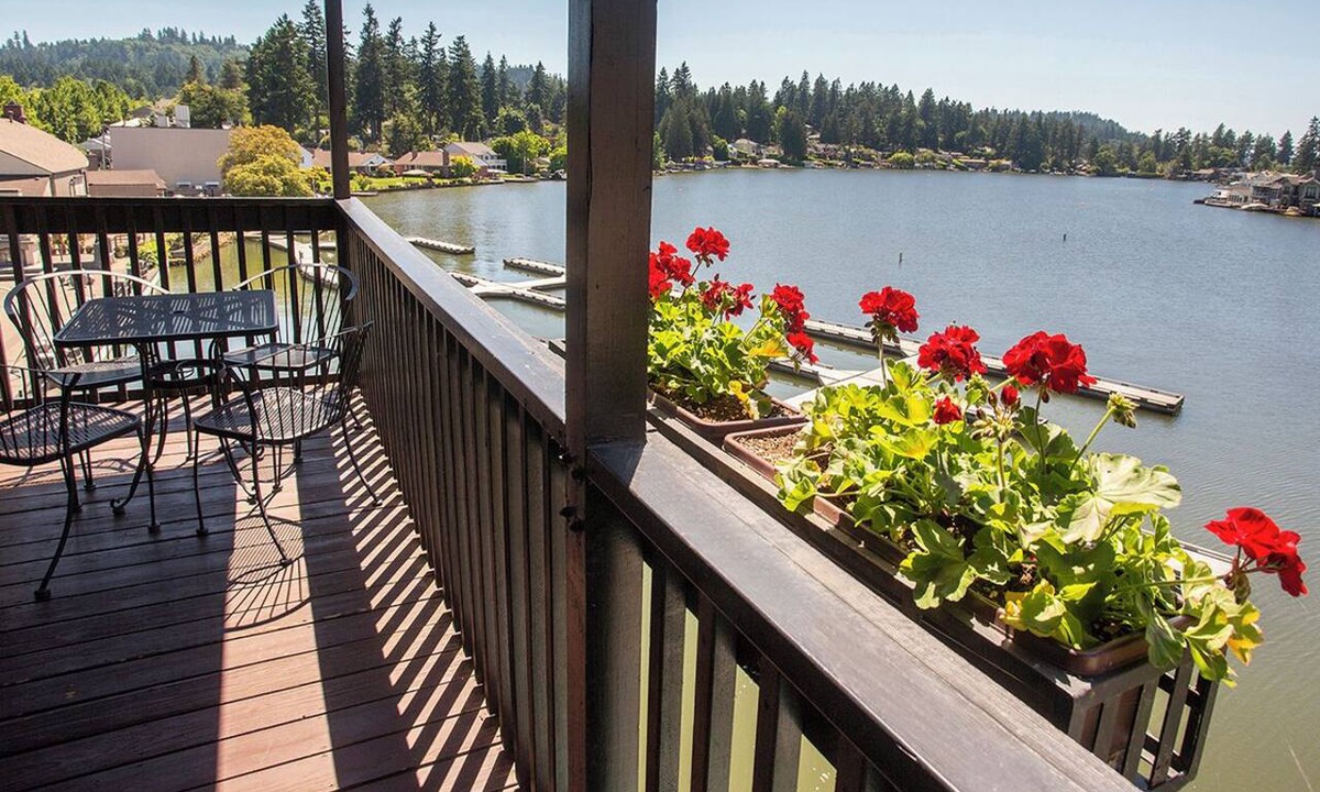 Foothills Hotel | Lakeshore Inn