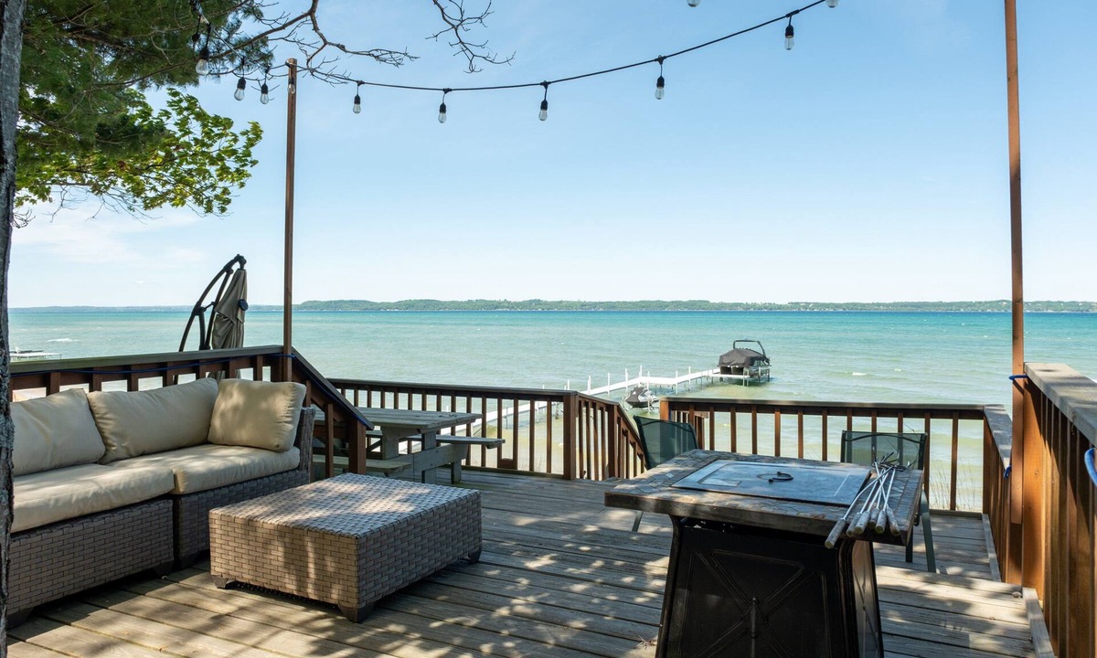 Williamsburg House | Lakeshore Lux - La Casa | Beach | Fireplace | AC