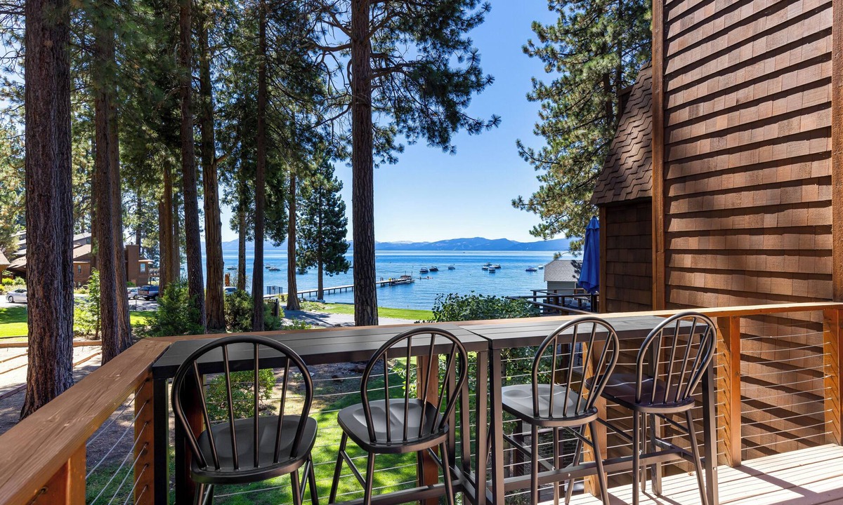 Brockway House | Lakeside Luxe Retreat