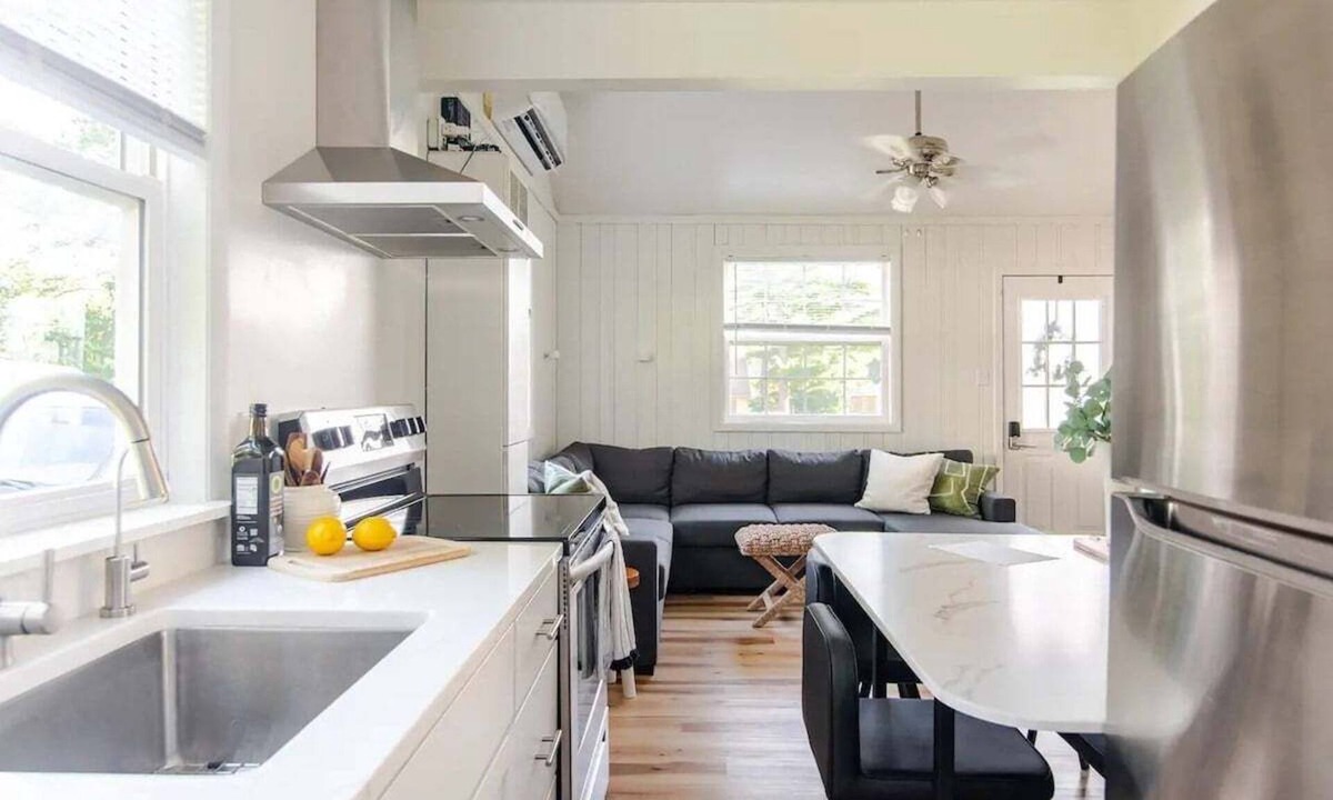 Hartland House | Lakeside Retreat ~ Cozy Cottage with Firepit