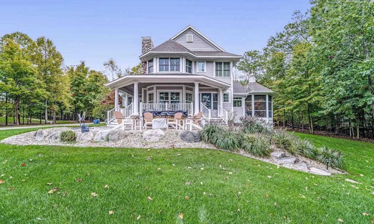 Glenn Haven Shores House | Lakeview home with beach access, private pickleball court, firepits & fireplace