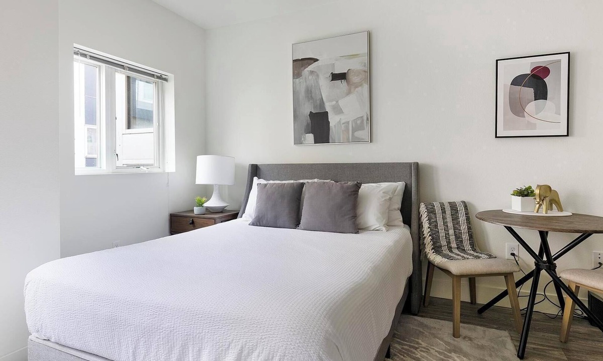 Pearl District Apartment | Landing | Beautiful Studio, Gym, Courtyard