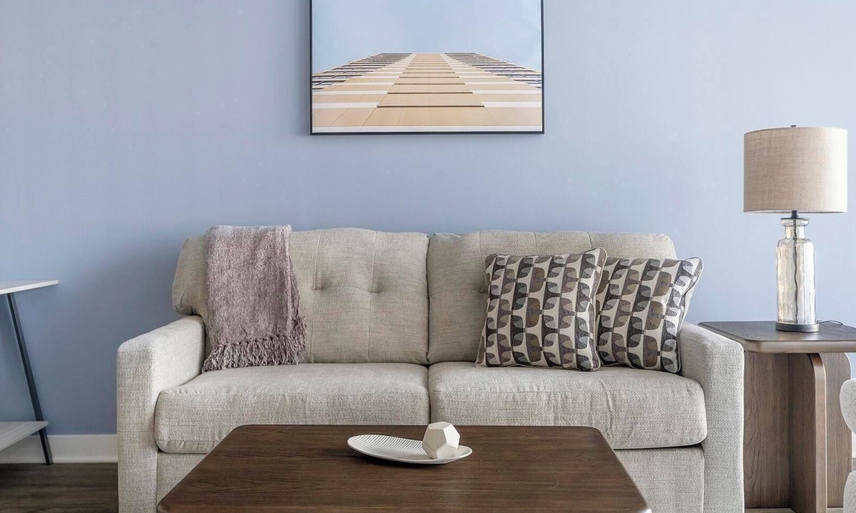 Schaumburg Apartment | Landing | Stunning 2BD, Pool, Yoga Studio