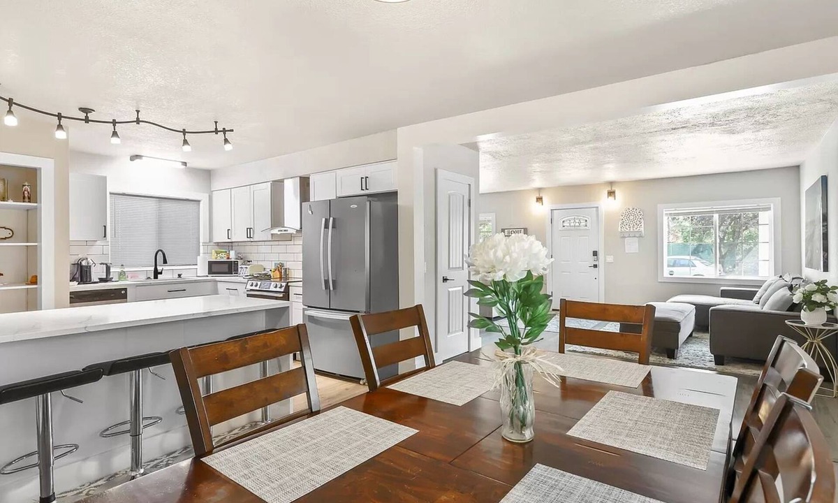 Southgate House | Large Cozy Home