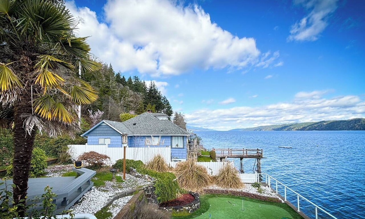 Shelton House | Large Private Family Beach House | HotTub Firepit Kayaks MiniGolf