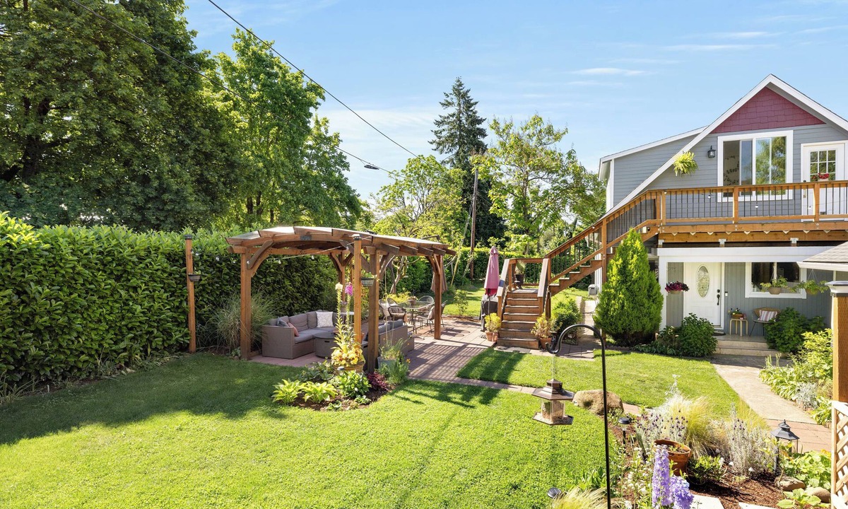 Cully House | LAUREL HOUSE : A Quiet Oasis in NE Portland