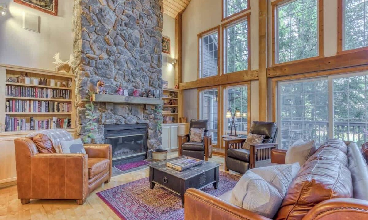 Welches Cabin | Lazy Bear Lodge: Hot Tub, Game Room & Dogs OK