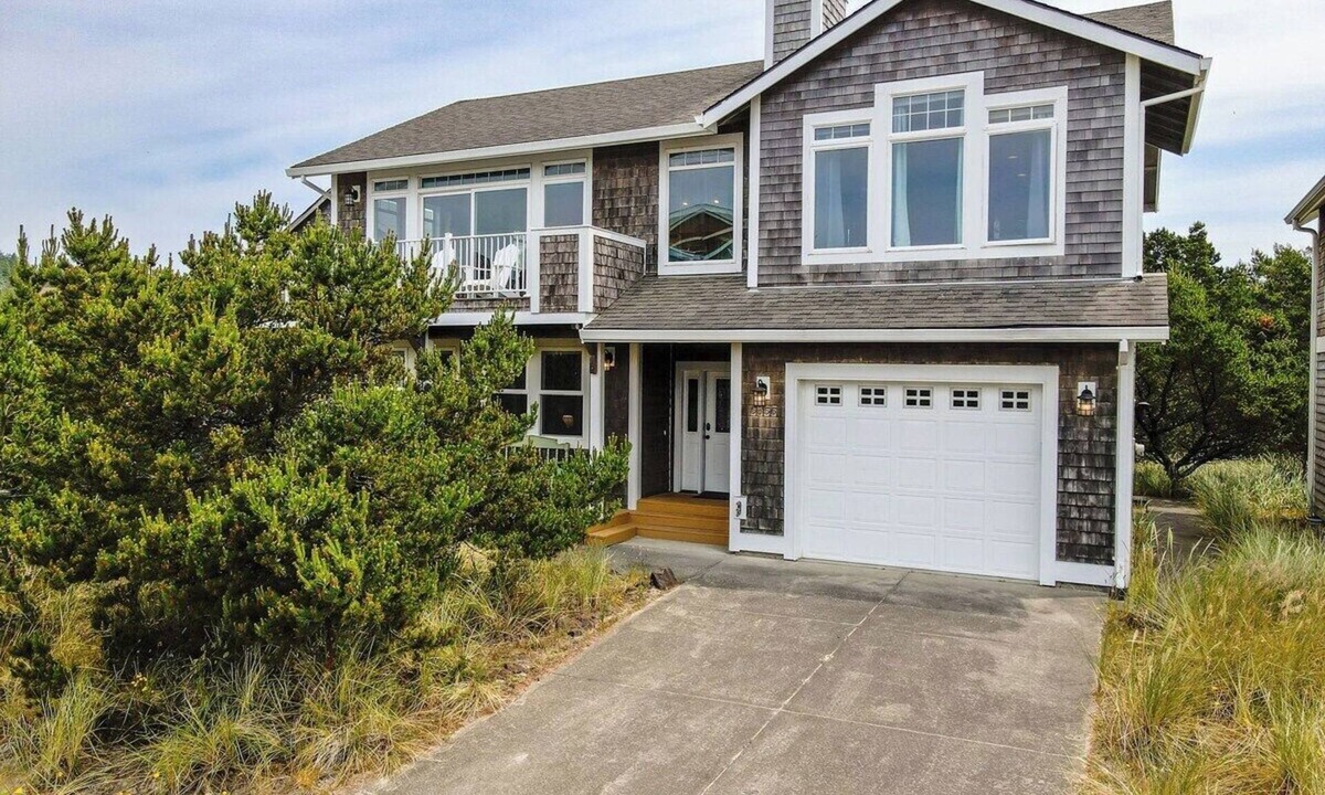 Kiwanda Shores House | Lazy Days-Large home, 4 br, 1/2 block to beach.