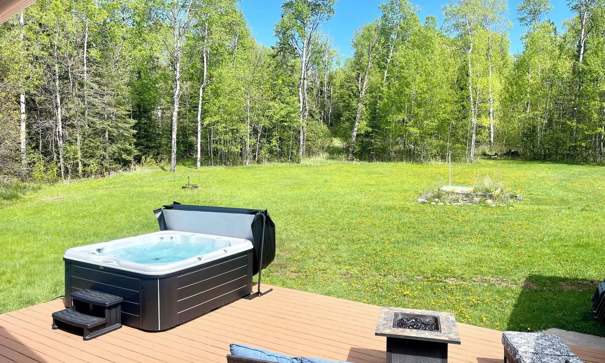 North Shore Cabin | Lester River Retreat - 8 miles to Downtown Duluth