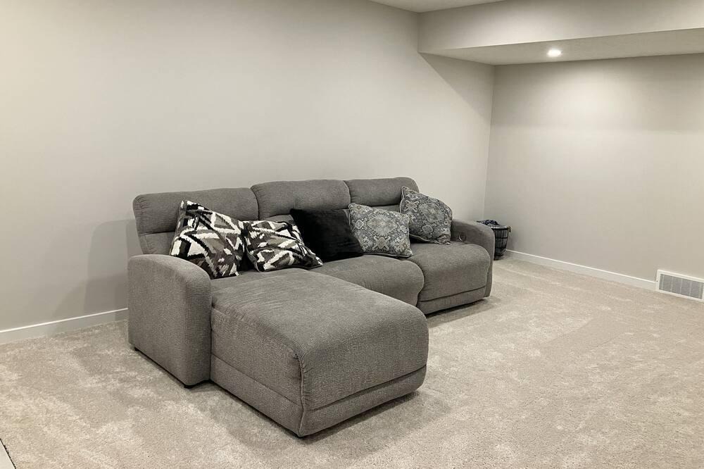 Southeast Calgary House | llllllllllllllllll