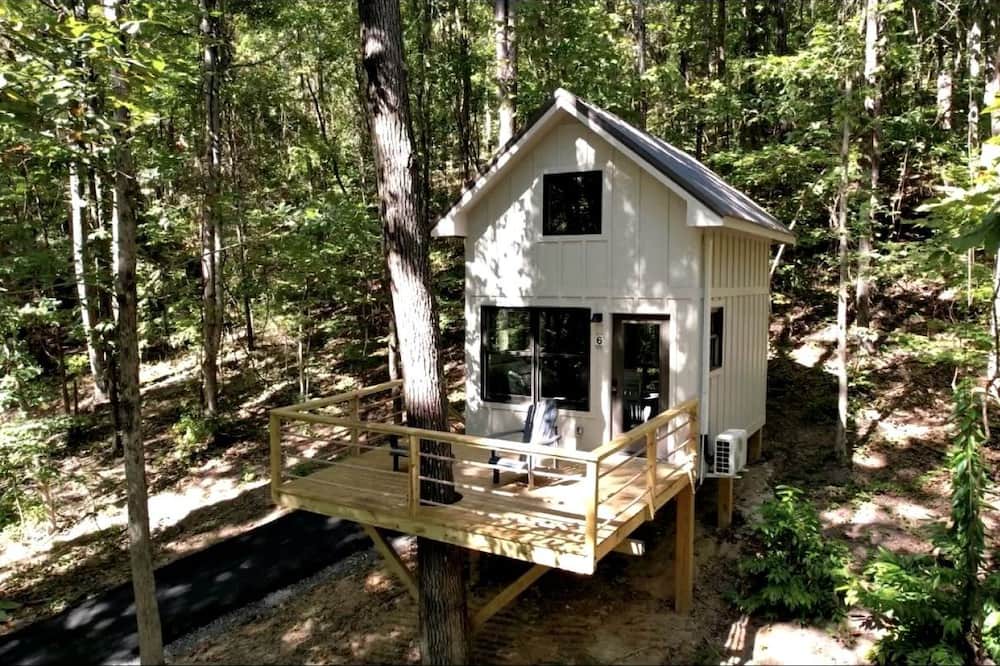 Groveoak Cabin | Lofted Romantic Tree House Immersed in Nature in Alabama