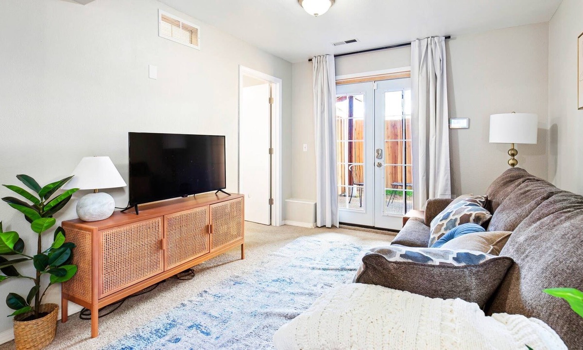 Madison South Apartment | Loftium | Charming Suite In Great Location near everything!
