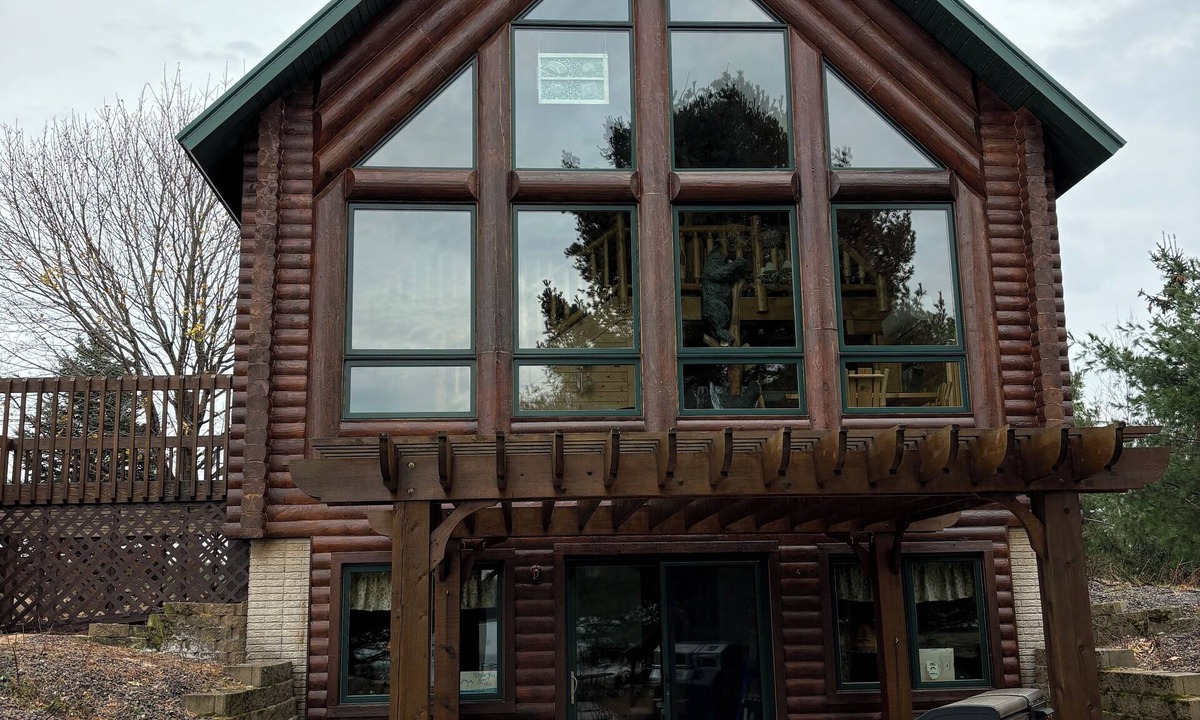 Webster Cabin | Log Cabin 4-bedroom on water with dock, sand beach with AC, WiFi in Webster