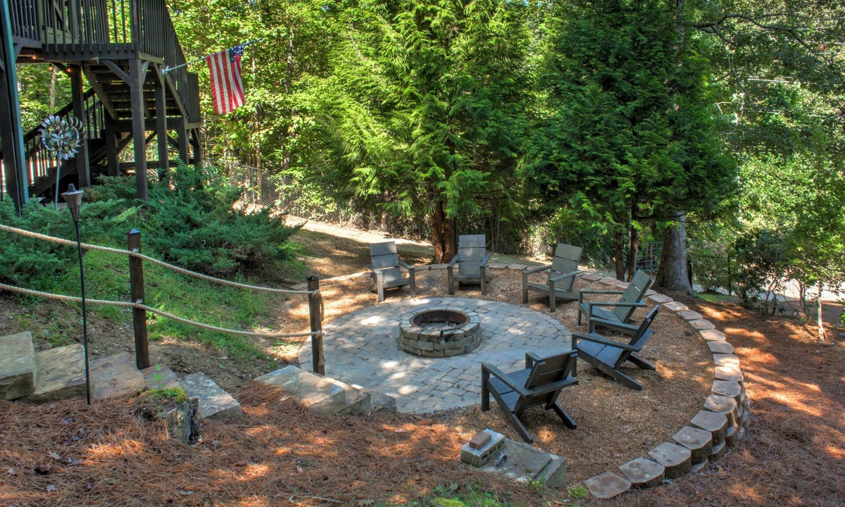Fairview Cabin | Log Cabin w/Hot Tub & Fire Pit + Biltmore Pass