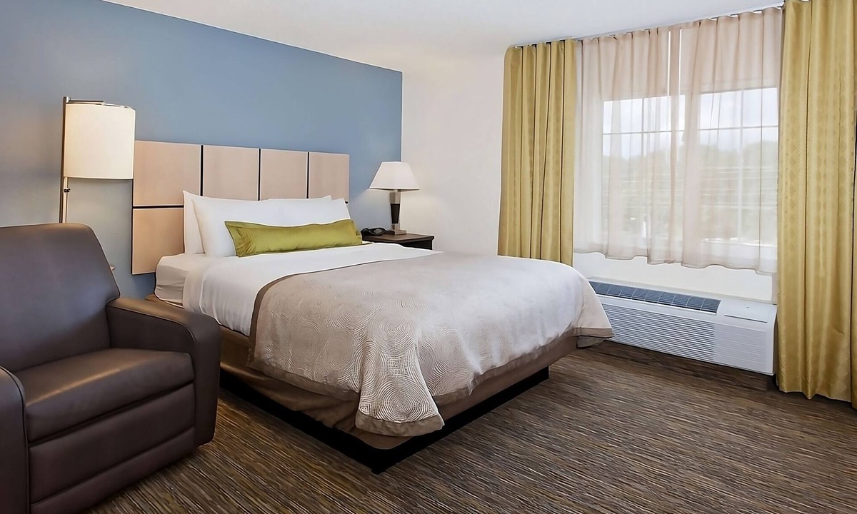 Southfield Hotel | Looking For a Place to Relax? 2 Peaceful Rooms w/Kitchen, Free Parking!