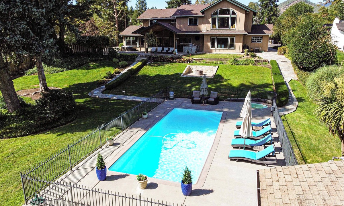 Grants Pass House | Lovely Riverfront Grants Pass Home: Pool & Hot Tub