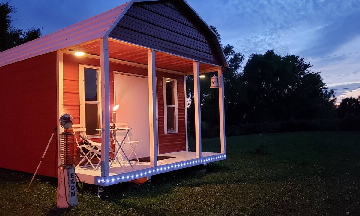 Bossier City Cabin | Lucky H&W Farm Hatchery Cabin