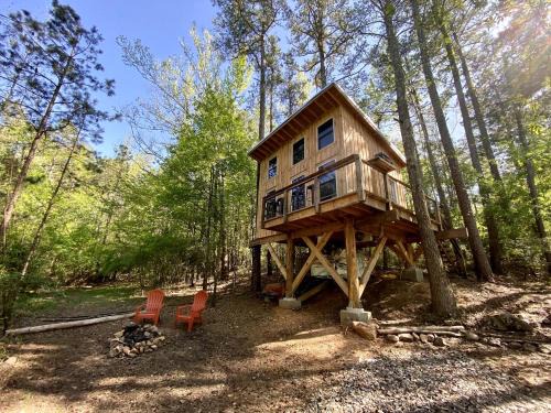 Boles House | Luminous Peaceful Treehouse with Incredible Forest Views and Fire Pit in Arkansas