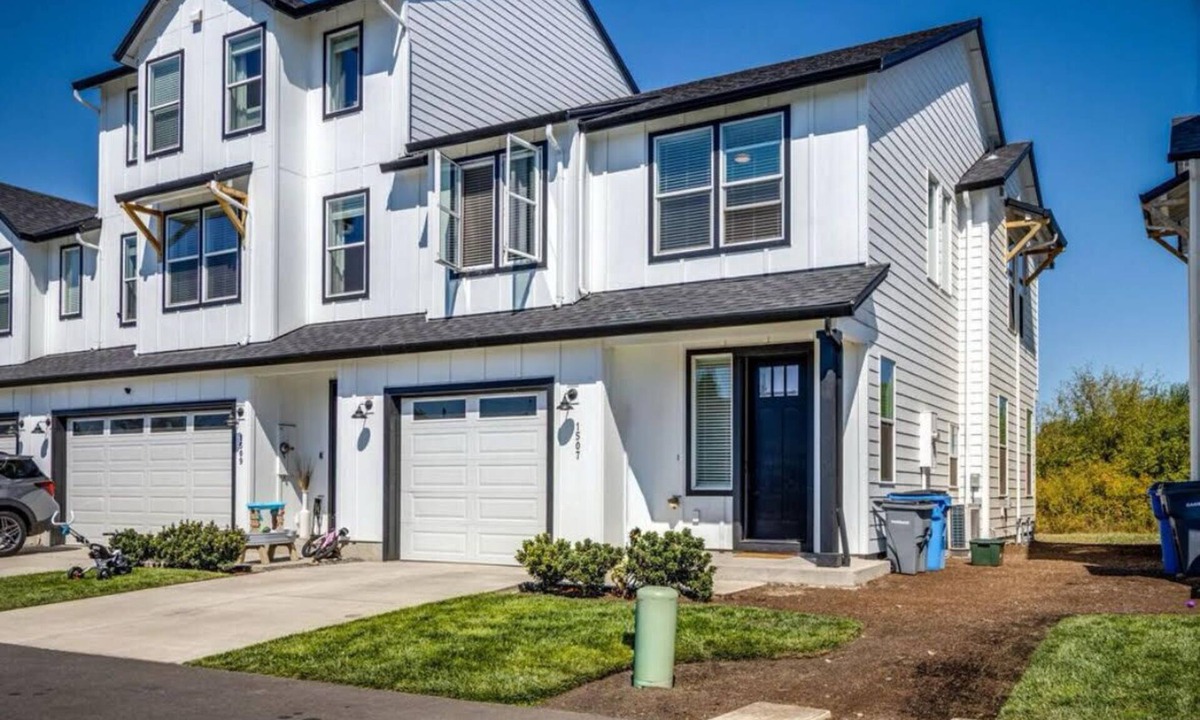 Battle Ground House | Luxe 3-bedroom townhome in Battle Ground with AC