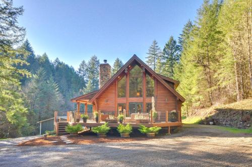 Gaston House | Luxe Cabin in the Woods: Walk to Lake!